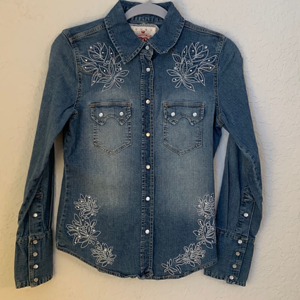 Country Royalty Embroidered Denim Shirt. Size SP